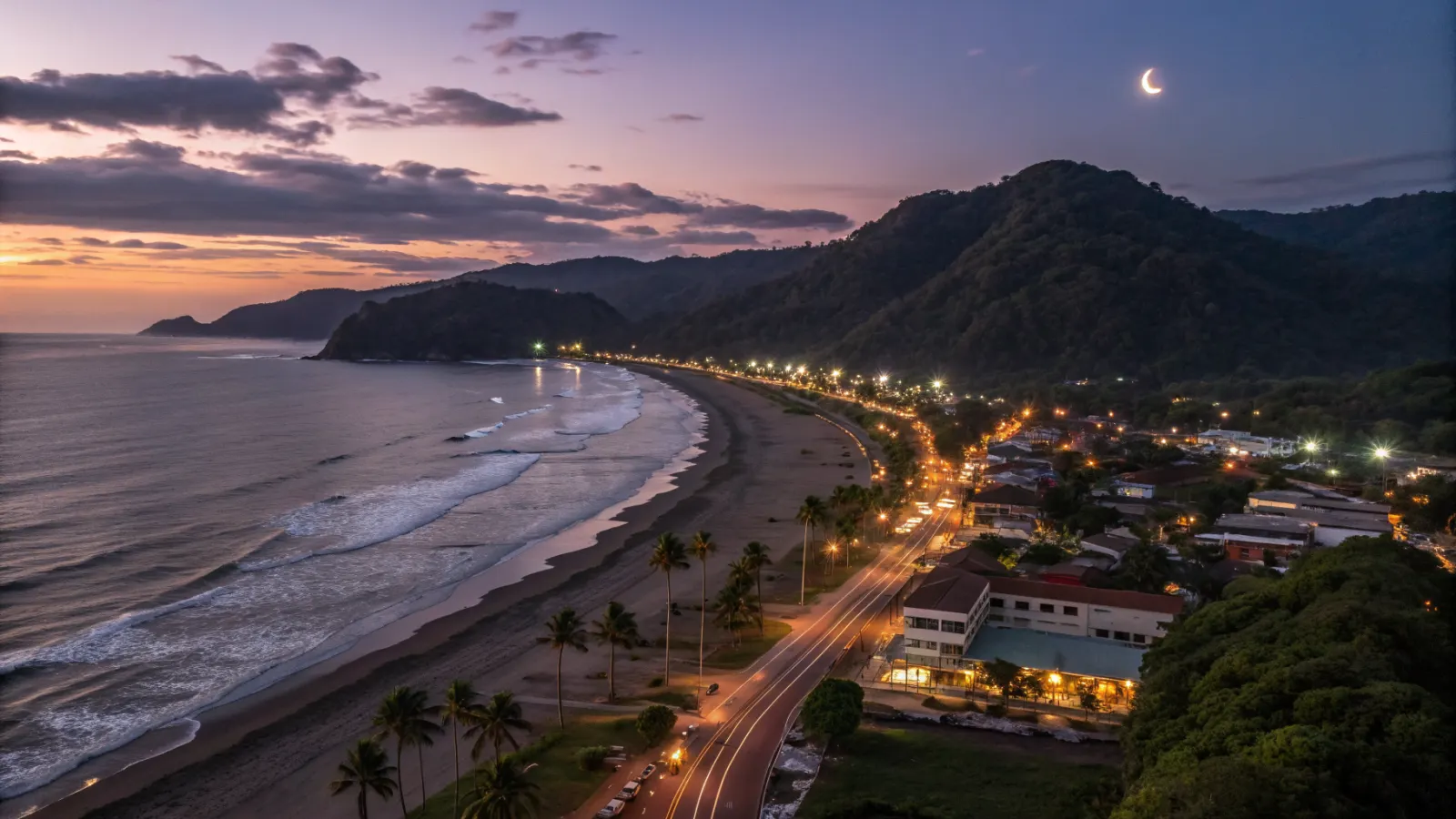 Vista aérea del pueblo de Jacó y su playa al atardecer, con las lomas verdes atrás